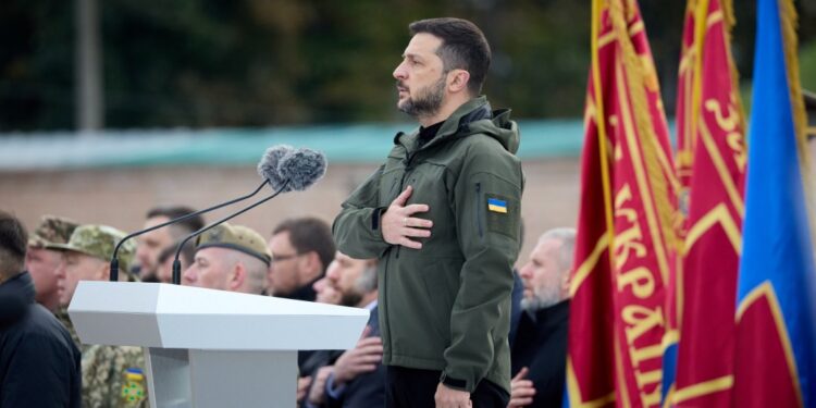 Державні нагороди, бойові прапори і стрічки почесний найменувань – Зеленський відзначив захисників і захисниць (ФОТО)
