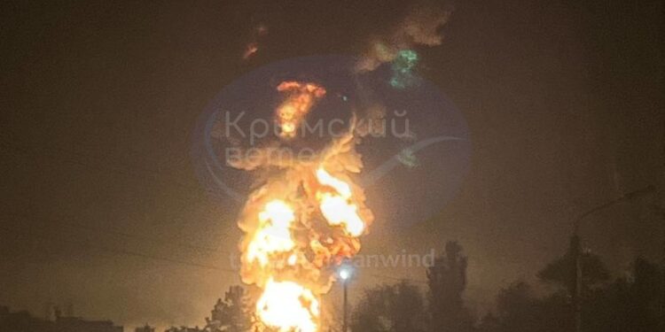 У Феодосії після атаки дронів горить нафтобаза (ВІДЕО)