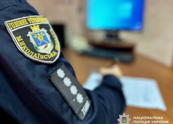 У Первомайську на Миколаївщині чоловік розкидав квіти біля пам’ятника Героям Небесної Сотні