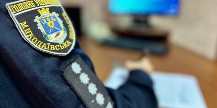 У Первомайську на Миколаївщині чоловік розкидав квіти біля пам’ятника Героям Небесної Сотні