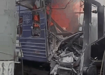 Вони не могли не знати, що б’ють по цивільних, – Зеленський показав наслідки удару по потягу у Шостці (ВІДЕО)