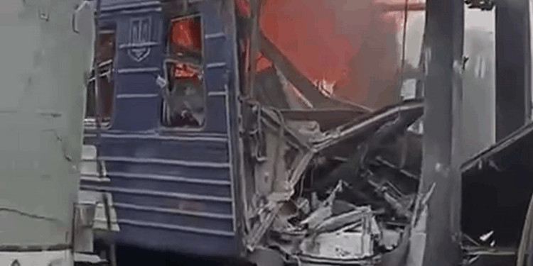Вони не могли не знати, що б’ють по цивільних, – Зеленський показав наслідки удару по потягу у Шостці (ВІДЕО)