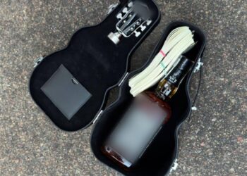 Співробітник департаменту Нацполіції вимагав $25 тис. за кришування торгівлі контрафактним алкоголем (ФОТО)