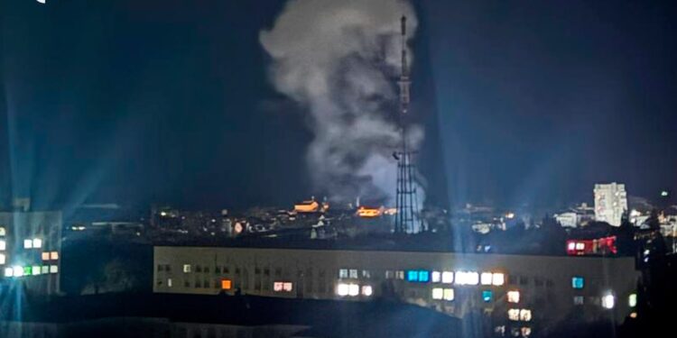 Російські загарбники вдарили по телевежі в Чернігові – є пошкодження