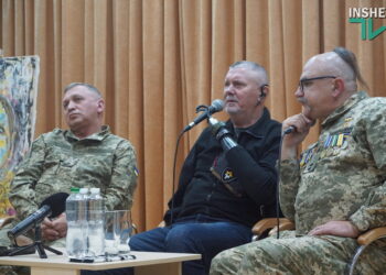 «Слово як зброя»: у Миколаєві військові письменники Олександр Терещенко та Олексій Пайкін дали публічне інтерв’ю (ФОТО)