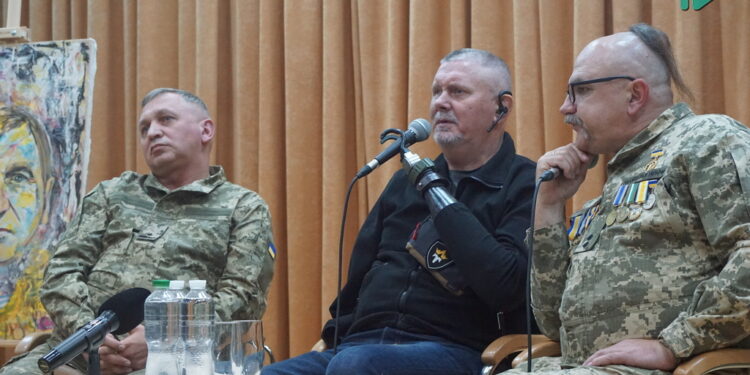 «Слово як зброя»: у Миколаєві військові письменники Олександр Терещенко та Олексій Пайкін дали публічне інтерв’ю (ФОТО)