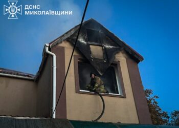 У Лупареве загасили будинок, який загорівся внаслідок обстрілу (ФОТО)