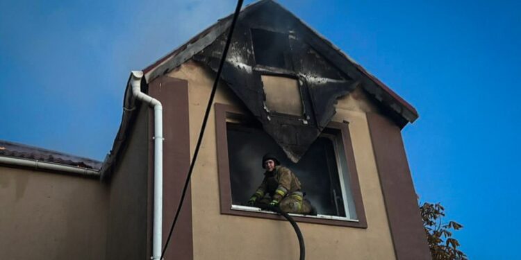У Лупареве загасили будинок, який загорівся внаслідок обстрілу (ФОТО)