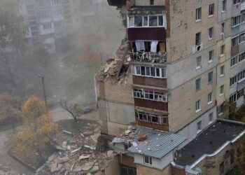 У Хмельницькому вибух газу зруйнував 3 поверхи будинку (ФОТО, ВІДЕО)