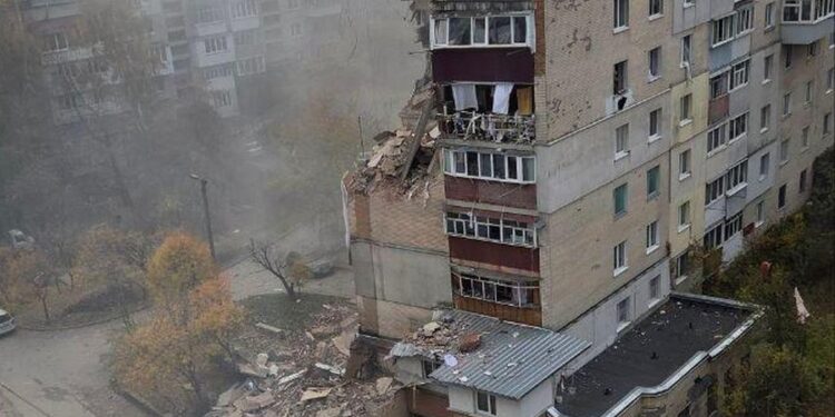 У Хмельницькому вибух газу зруйнував 3 поверхи будинку (ФОТО, ВІДЕО)