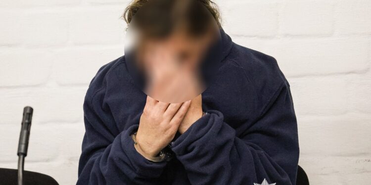 У Миколаєві жінку, через недбалість якої загинули двоє маленьких дітей, суд взяв під варту (ФОТО, ВІДЕО)