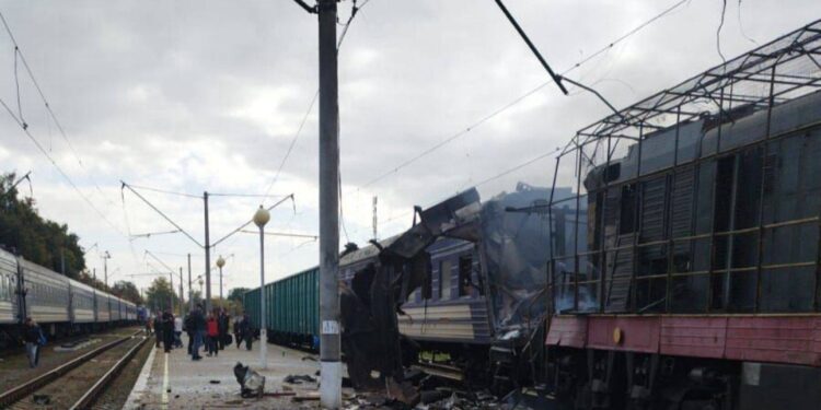 Внаслідок ворожого удару по Шостці підбиті 2 потяги, серед постраждалих 3 дітей (ФОТО)