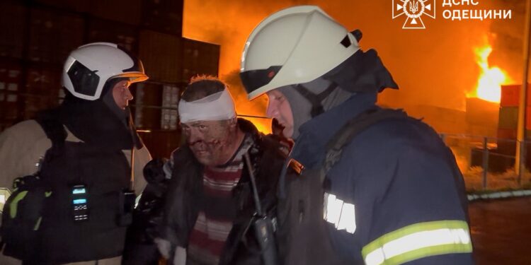 Масштабна атака на Одещину – є постраждалі, в порту горіла олія, пелети та інше (ФОТО, ВІДЕО)