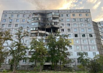 Вранці ворог вдарив по Херсону, по будинках, є поранені (ФОТО)