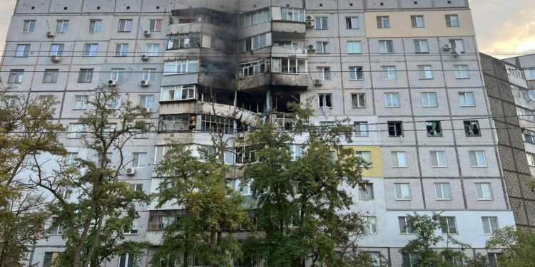Вранці ворог вдарив по Херсону, по будинках, є поранені (ФОТО)
