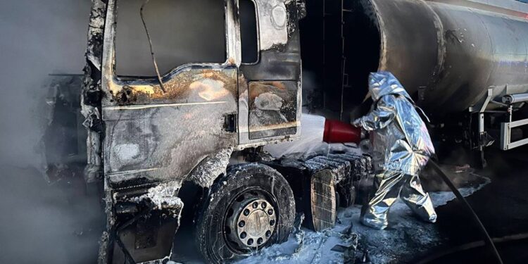 На Миколаївщині на дорозі загорівся MAN з цистерною (ФОТО)