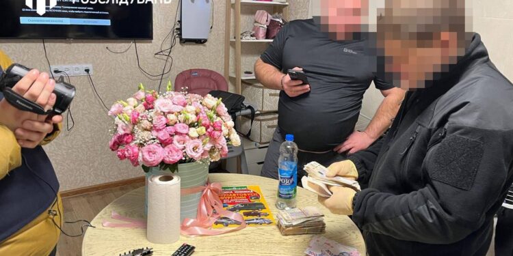 На Донеччині офіцер “подарував” дружині 2 підлеглих – вони будували, копали і продавали шаурму (ФОТО, ВІДЕО)