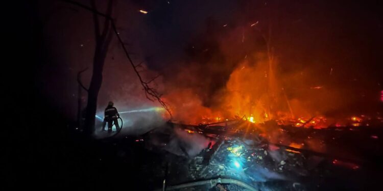 У Миколаєві на дорозі загорівся Ford, у Варварівці база відпочинку (ФОТО)