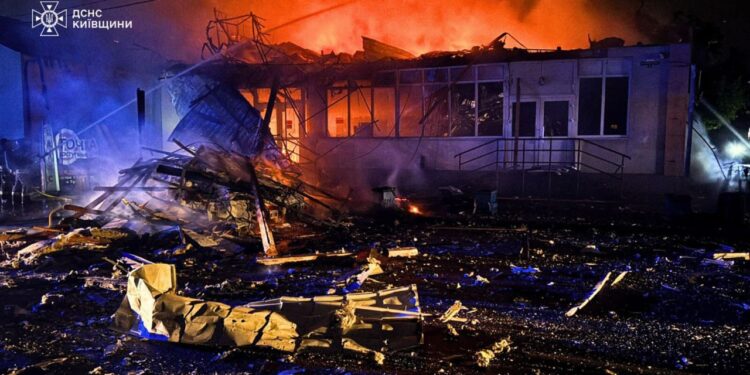 Росіяни атакували українську інфраструктуру та житло понад 450 дронами і більше ніж трьома десятками ракет – Зеленський (ФОТО)