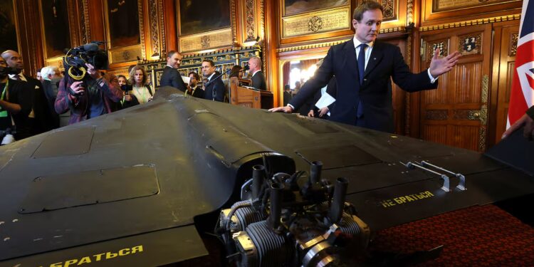Сікорський притягнув до британського парламенту збитий “шахед” і заявив, що Україна планує війну ще на 3 роки (ФОТО)