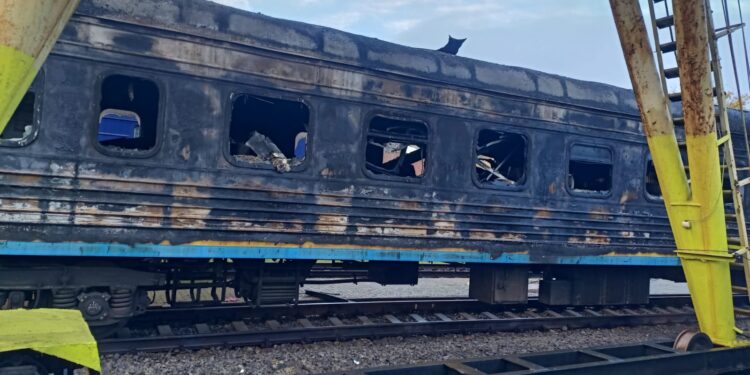 Окупанти атакували депо Укрзалізниці (ФОТО)