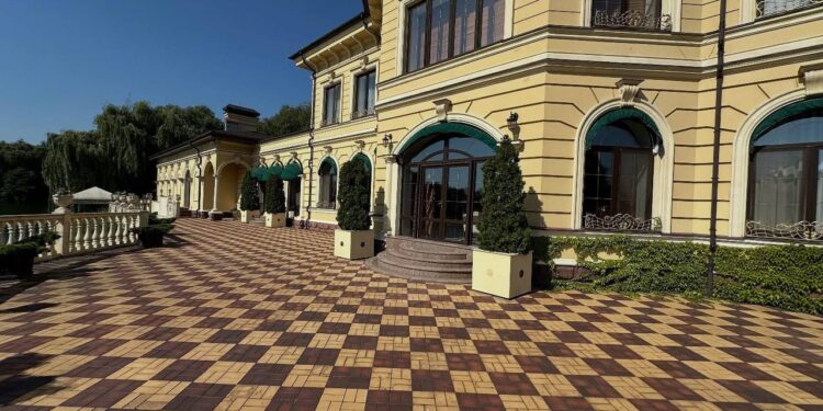 Будинок Гладковського-Свинарчука в Козині продають за $4 млн. (ФОТО)