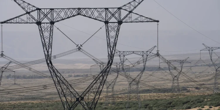 Китай у Тибеті побудував найбільшу в світі сонячну електростанцію на рекордній висоті. Для чого? (ФОТО, ВІДЕО)