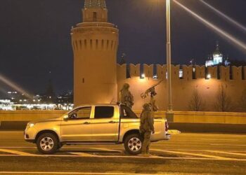 Москва всю ніч збивала дрони, біля Кремля чергували вогневі групи.  Путіна вивезли? (ФОТО)