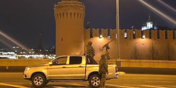 Москва всю ніч збивала дрони, біля Кремля чергували вогневі групи.  Путіна вивезли? (ФОТО)