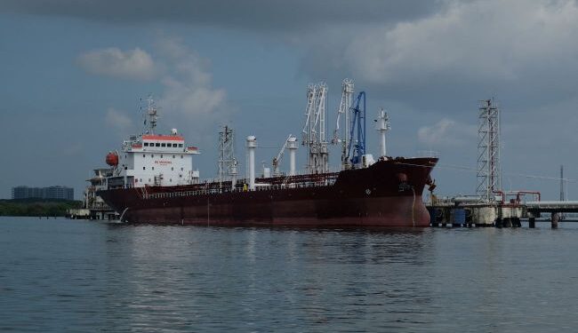 Підозрюють у запуску дронів. Спецназ захопив нафтовий танкер РФ біля берегів Франції  (ВIДЕО)