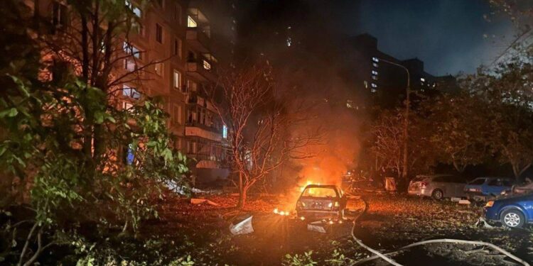 В Україні триває комбінована атака, задіяні дрони, крилаті ракети, кинджали