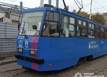 У Миколаєві виявили підозрілий предмет на трамвайній колії (ФОТО)