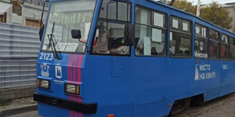 У Миколаєві виявили підозрілий предмет на трамвайній колії (ФОТО)