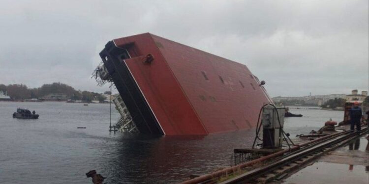 У Севастополі перекинулося судно – 2 загиблих, 20 постраждалих (ФОТО)