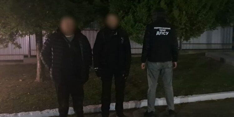 Мешканці Миколаївщини та Донеччини намагались лісом пробратись у Румунію – прикордонники з дрона відстежили їх рух і затримали (ВІДЕО)