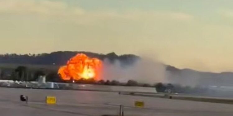 У США розбився вантажний літак – 7 загиблих (ВІДЕО)