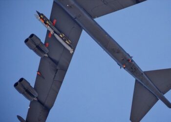 У відповідь на “Посейдон” та “Буревестник”. США показали таємничу ядерну стелс-ракету під крилом B-52H (ФОТО)