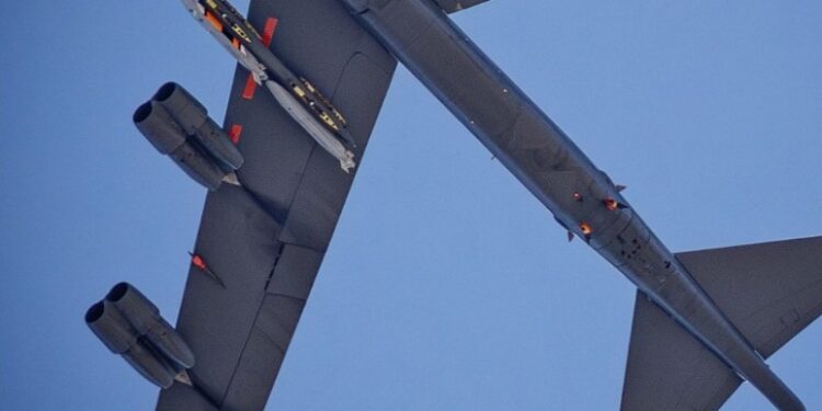 У відповідь на “Посейдон” та “Буревестник”. США показали таємничу ядерну стелс-ракету під крилом B-52H (ФОТО)