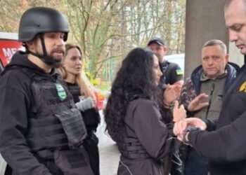 У Південноукраїнську Анджеліні Джолі довелося визволяти свого охоронця – його забрали в ТЦК (ВІДЕО)