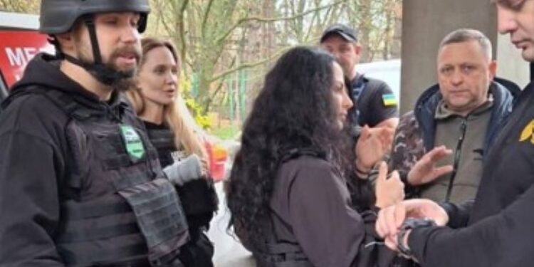 У Південноукраїнську Анджеліні Джолі довелося визволяти свого охоронця – його забрали в ТЦК (ВІДЕО)