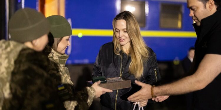 Хоч провели красиво – прикордонники подарували Анджеліні Джолі українську символіку (ФОТО)