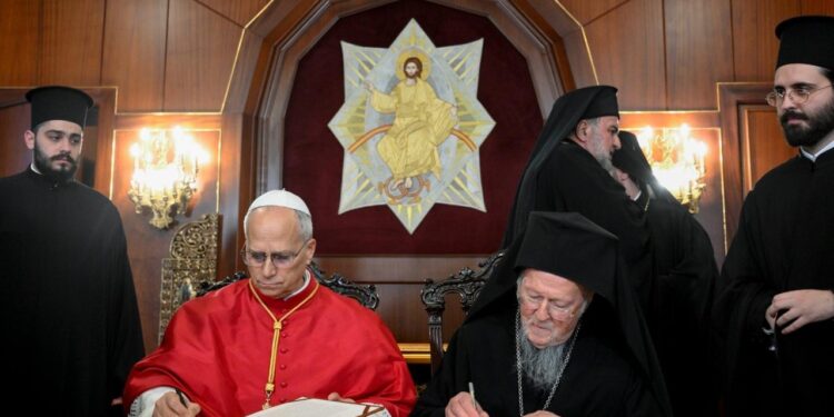 Папа Римський і Вселенський патріарх Варфоломій зустрілися у Стамбулі і підписали декларацію про “сопричастя” (ВІДЕО)