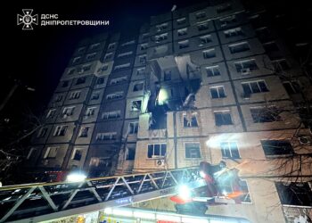 З ночі триває ракетно-дронова атака на Україну – у Дніпрі приліт у 9-поверхівку, були вибухи у Миколаєві (ВІДЕО)