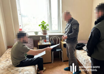 ДБР повідомило про підозру комбату, який всупереч забороні зібрав військових на нагородження, а потім через ракетний удар там загинули люди