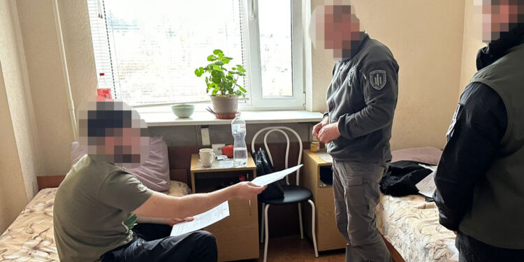 ДБР повідомило про підозру комбату, який всупереч забороні зібрав військових на нагородження, а потім через ракетний удар там загинули люди