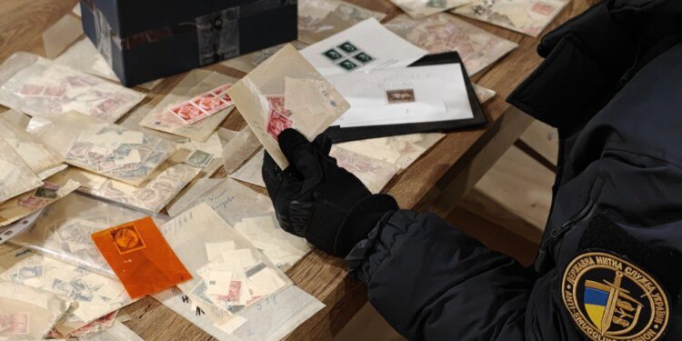 З Польщі в Україну намагалися ввезти 14 тис нацистських марок з Гітлером (ФОТО, ВІДЕО)