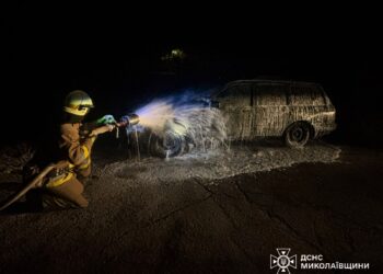 Вночі у Миколаєві гасили пожежу легкової автівки (ФОТО)