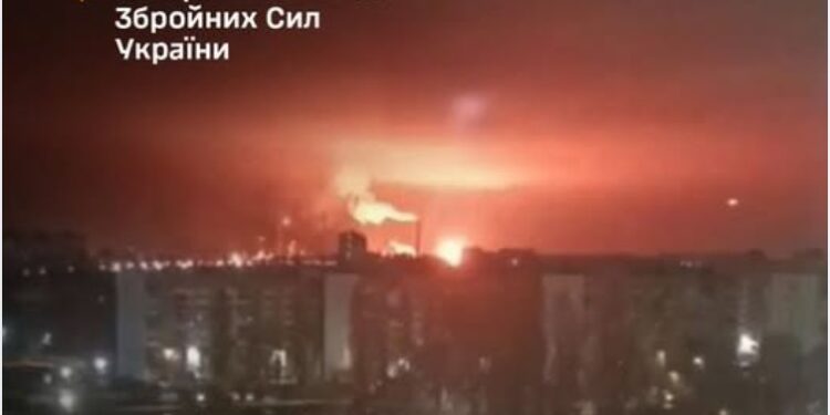 Вночі ЗСУ успішно атакували не тільки НПЗ в Саратові, а й морський термінал у Феодосії і склади на ТОТ