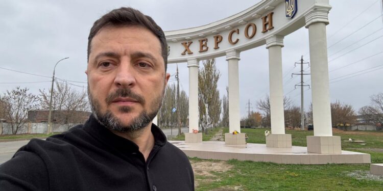 На третю річницю звільнення Зеленський приїхав до Херсону (ВІДЕО)