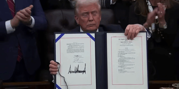 Найдовший в історії США шатдаун офіційно завершився – Трамп підписав закон (ВІДЕО)